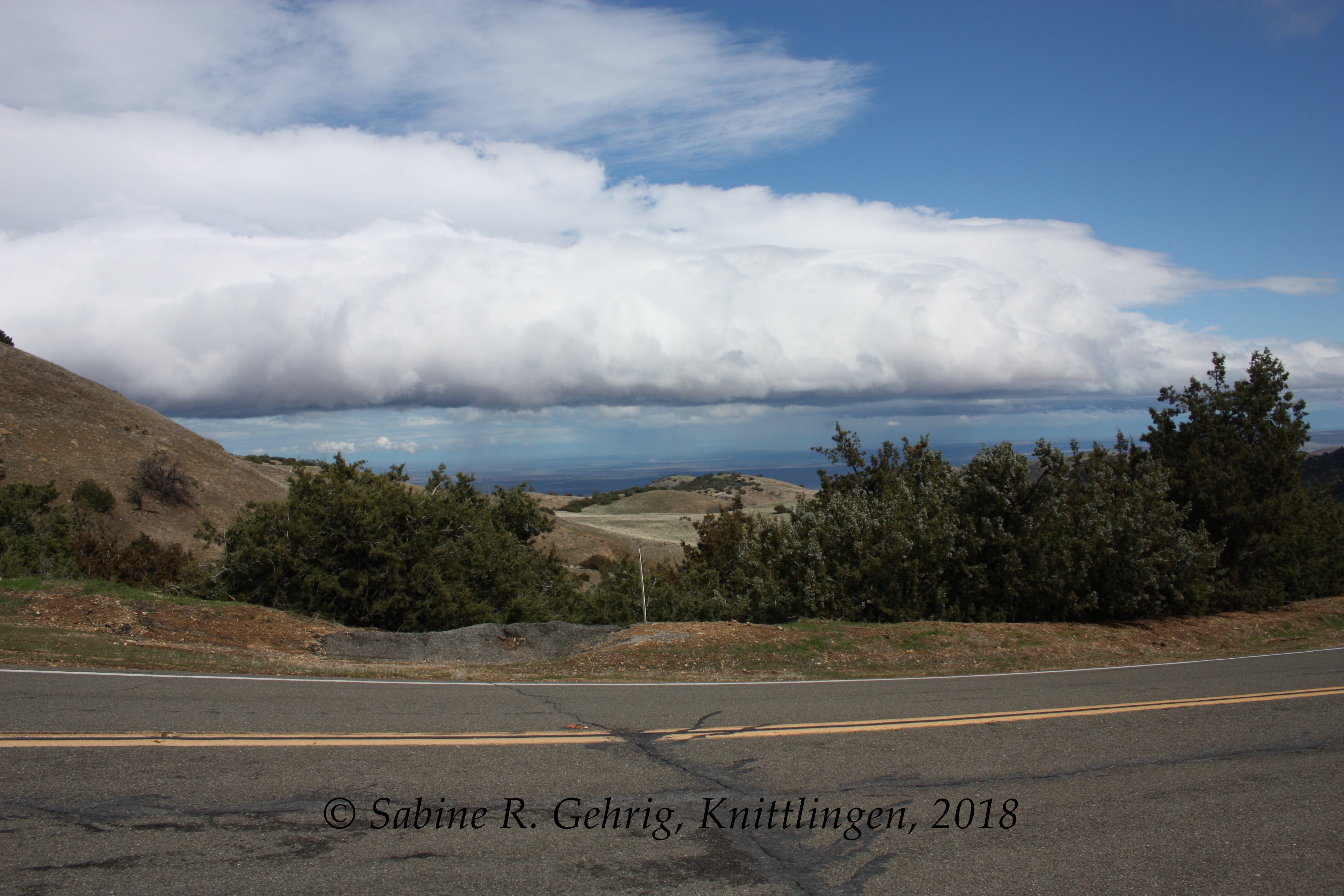 IMG_0116 - CA 58 East - Blick ins Central Valley - Wolken