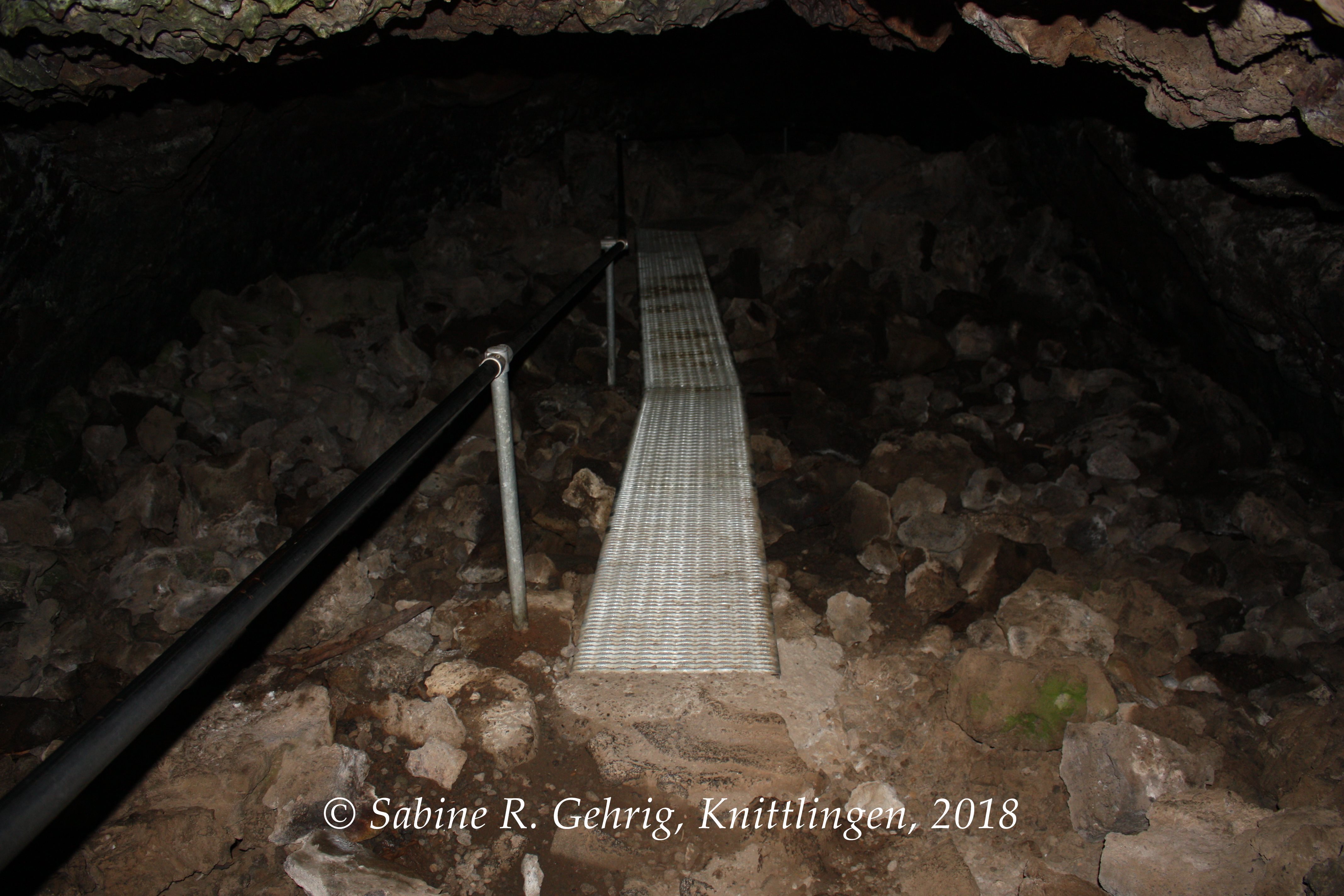 IMG_3710-Merril Cave - am Eingang - weiterer Weg im Dunkeln