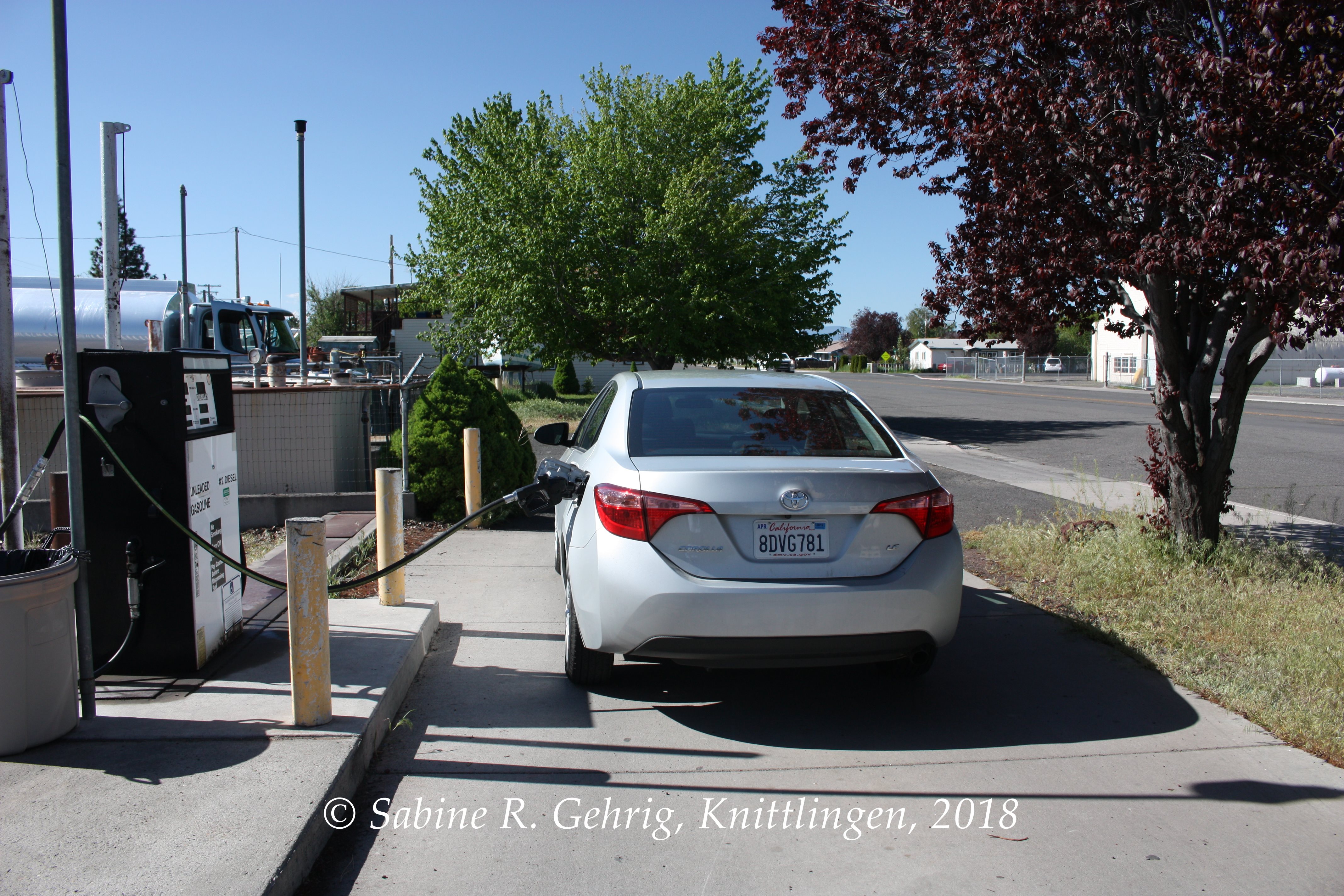 IMG_8191-Tulelake - Tankstelle mit Hebel umlegen