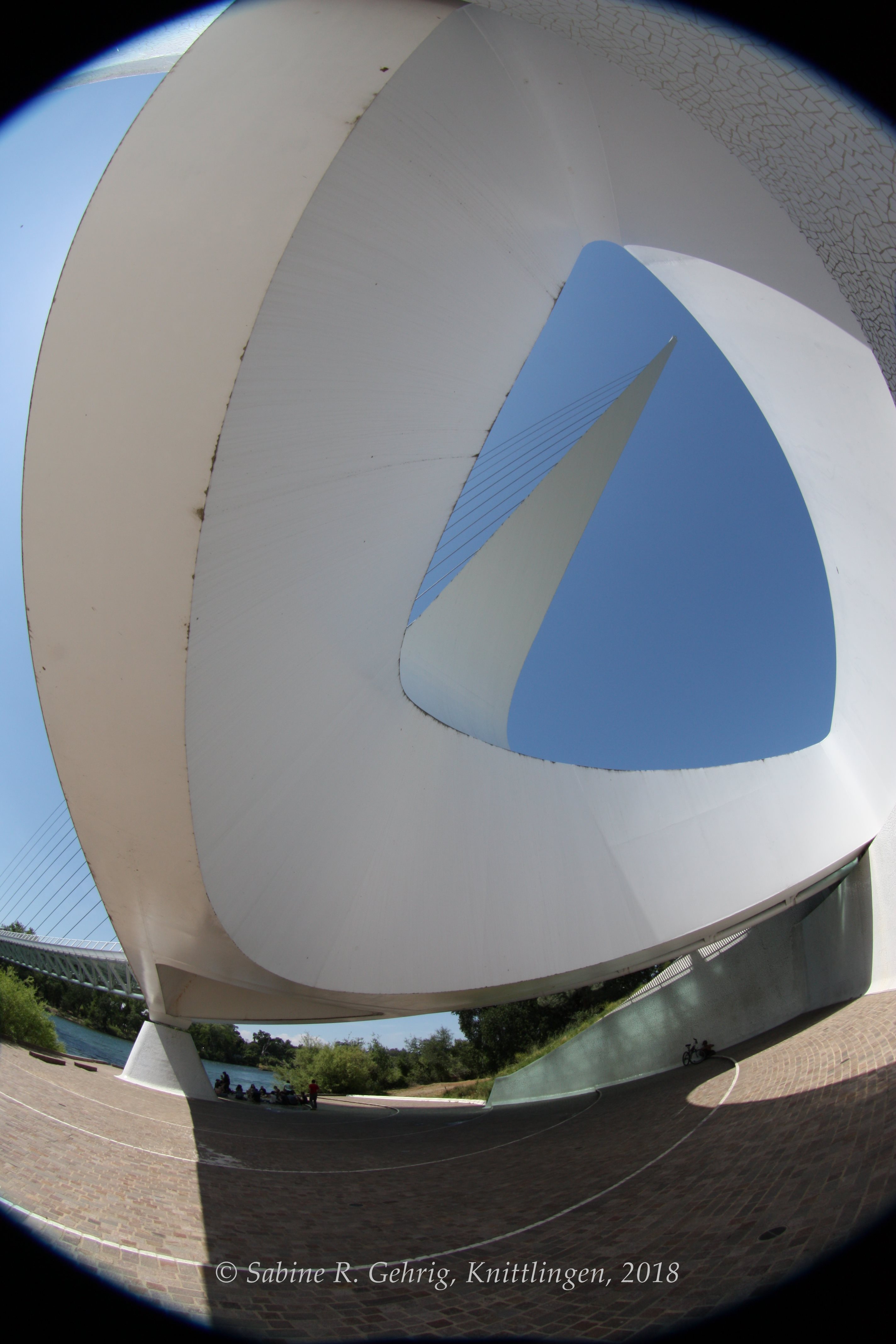 IMG_8432-Redding - Sundial Bridge - unter Brücke und Segel