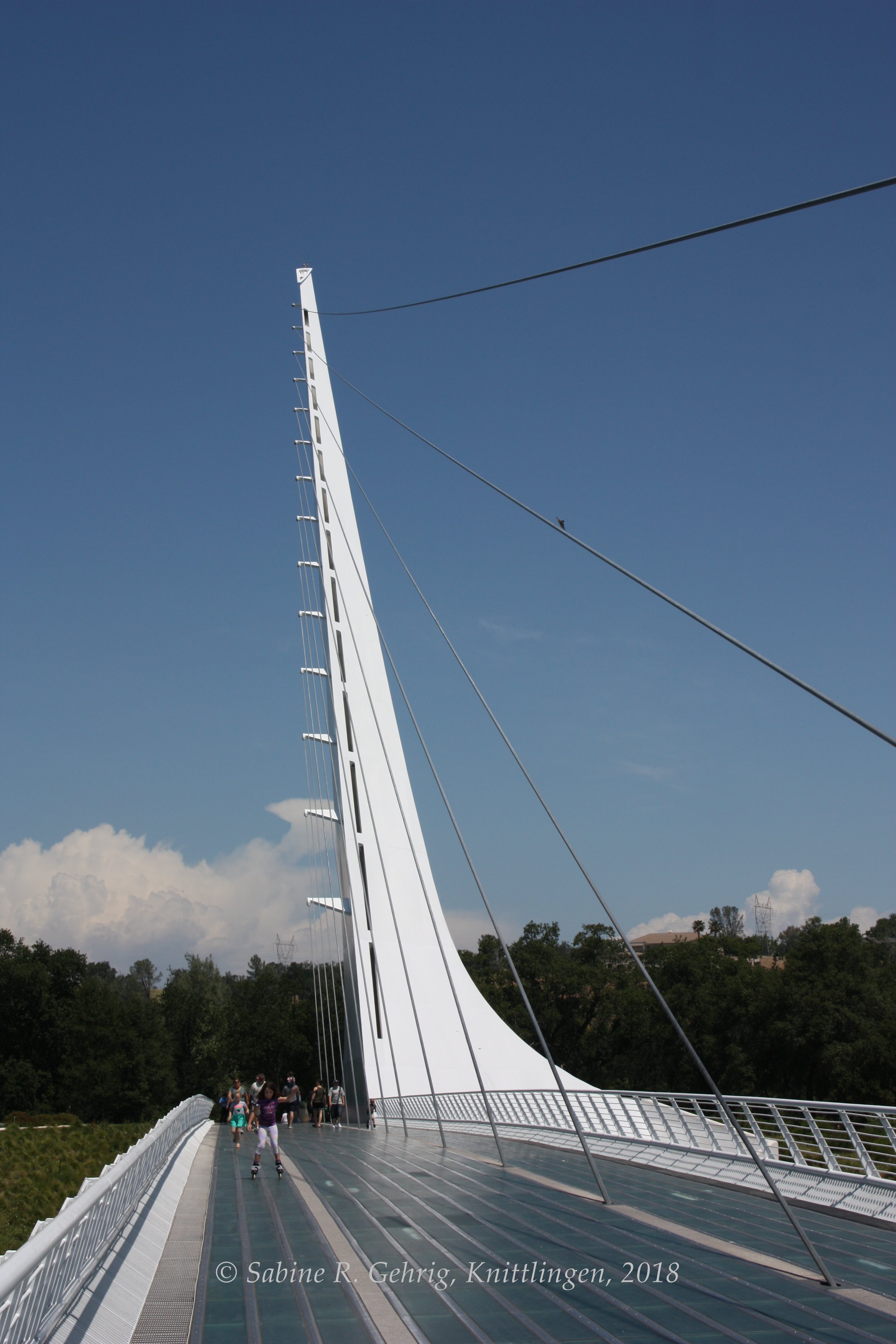 IMG_8443-Redding - Sundial Bridge - auf der Brücke - Blick nach N