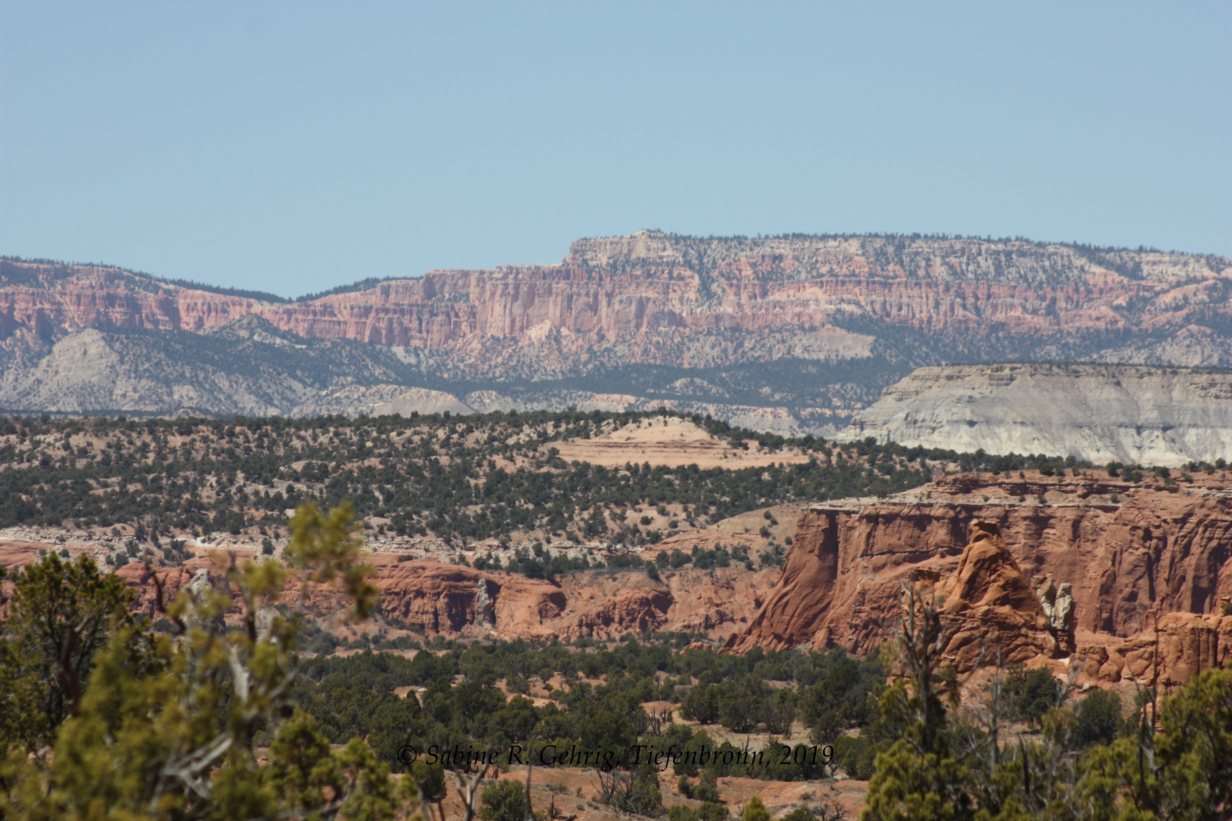 IMG_2511-Kodachrome Basin SP - Shakespeare Arch Trail - Blick Rtg. W - ferne Stufe nah