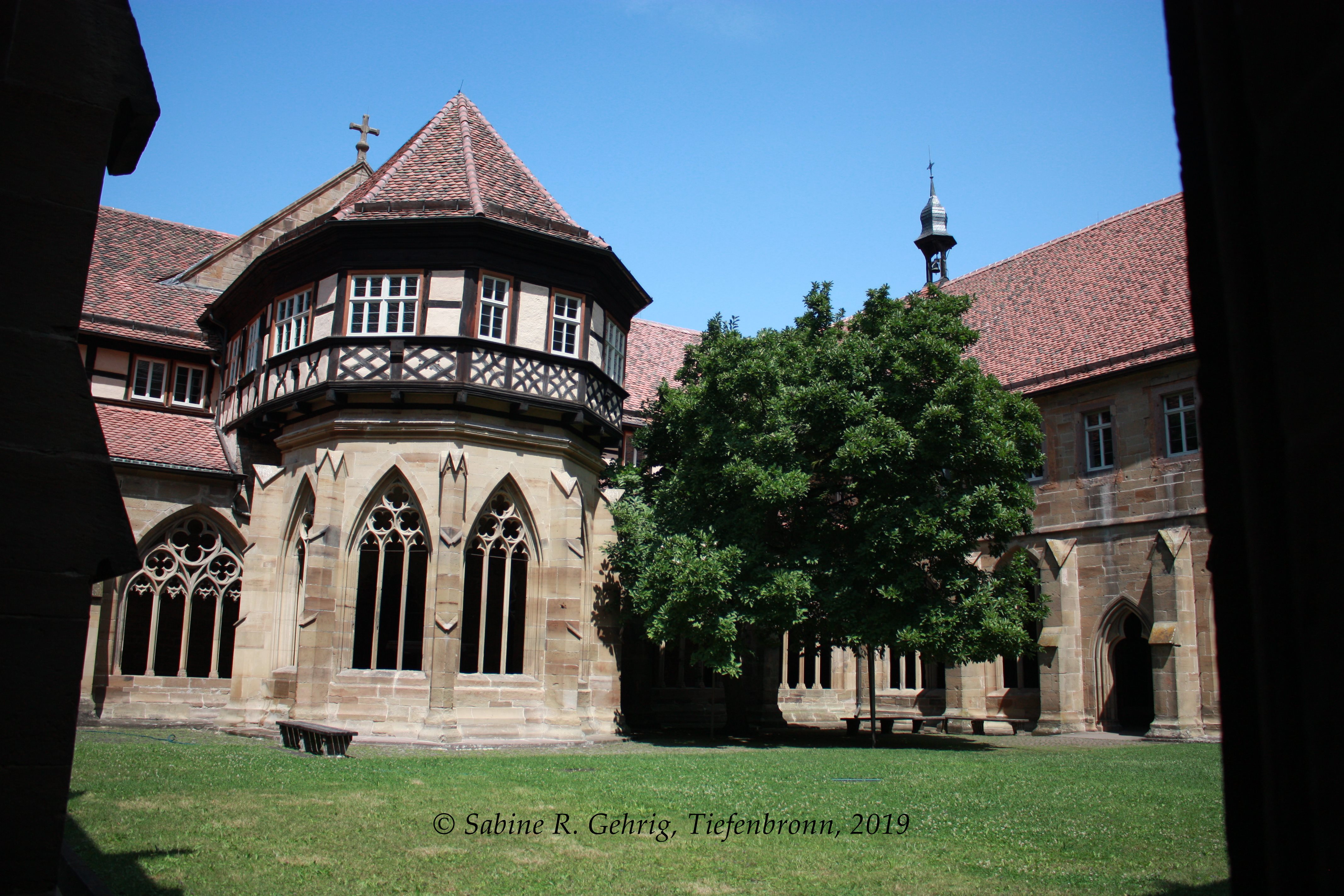 IMG_9442-Kloster Maulbronn 08-19 - Kreuzgarten mit Brunnehaus und MAgnolienbaum