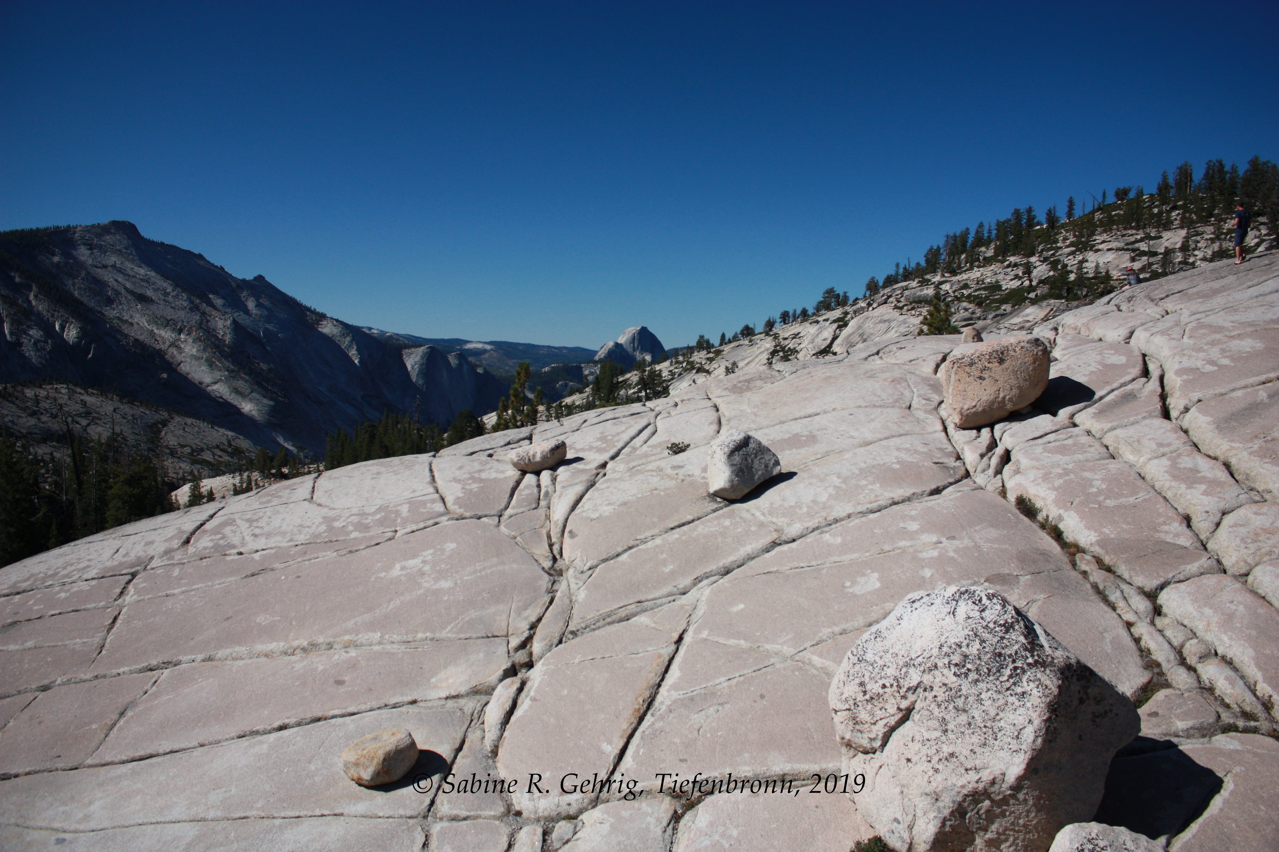 IMG_0122-Yosemite NP - Olmsted Point - Blick auf Half Dome hinten und links vorne Cloud's Rest