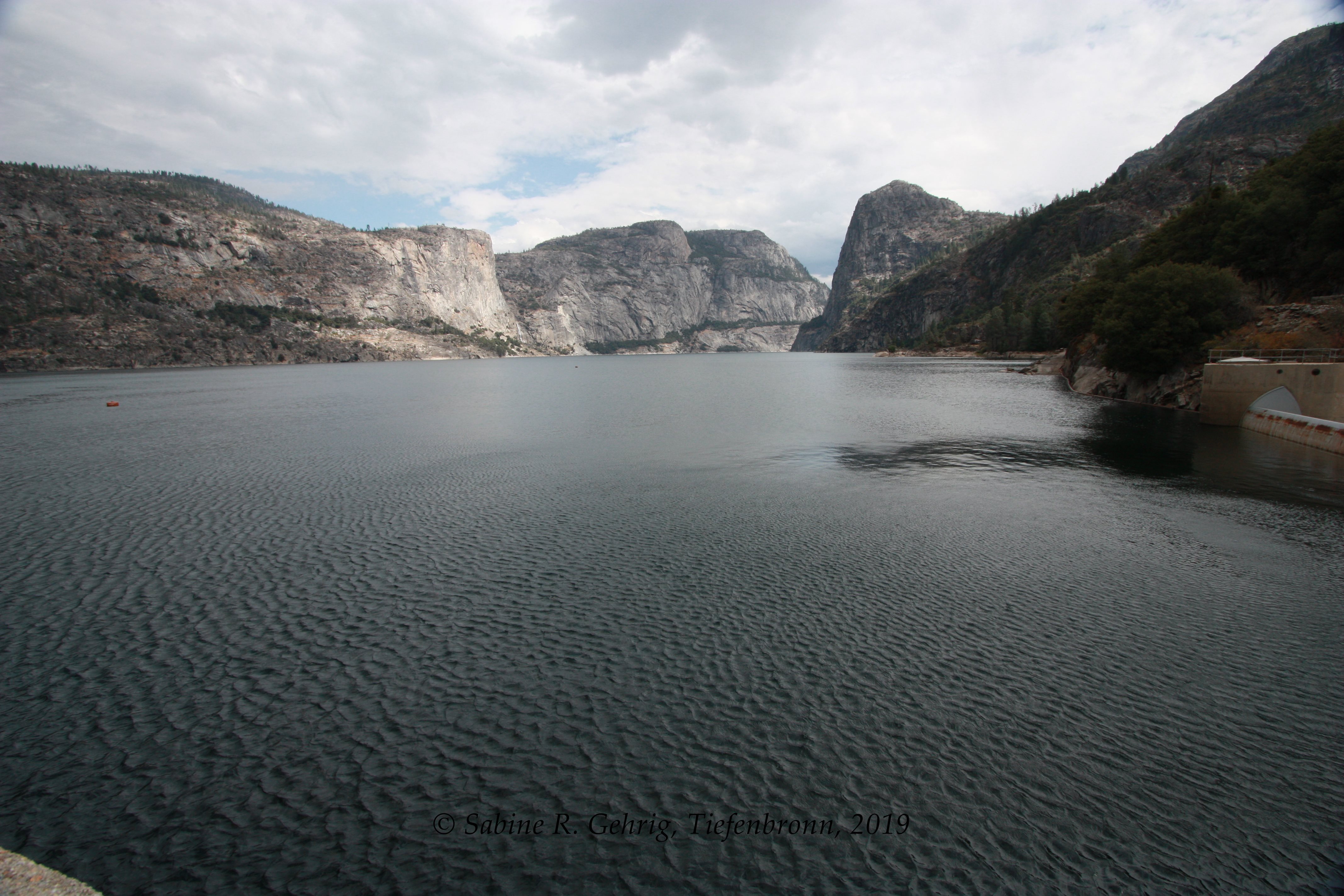 IMG_0534-Yosemite NP - Hetch Hetchy - Blick vom Damm ins Tal - li hinten Hetch hetchy Dome, re. Kolana Rock