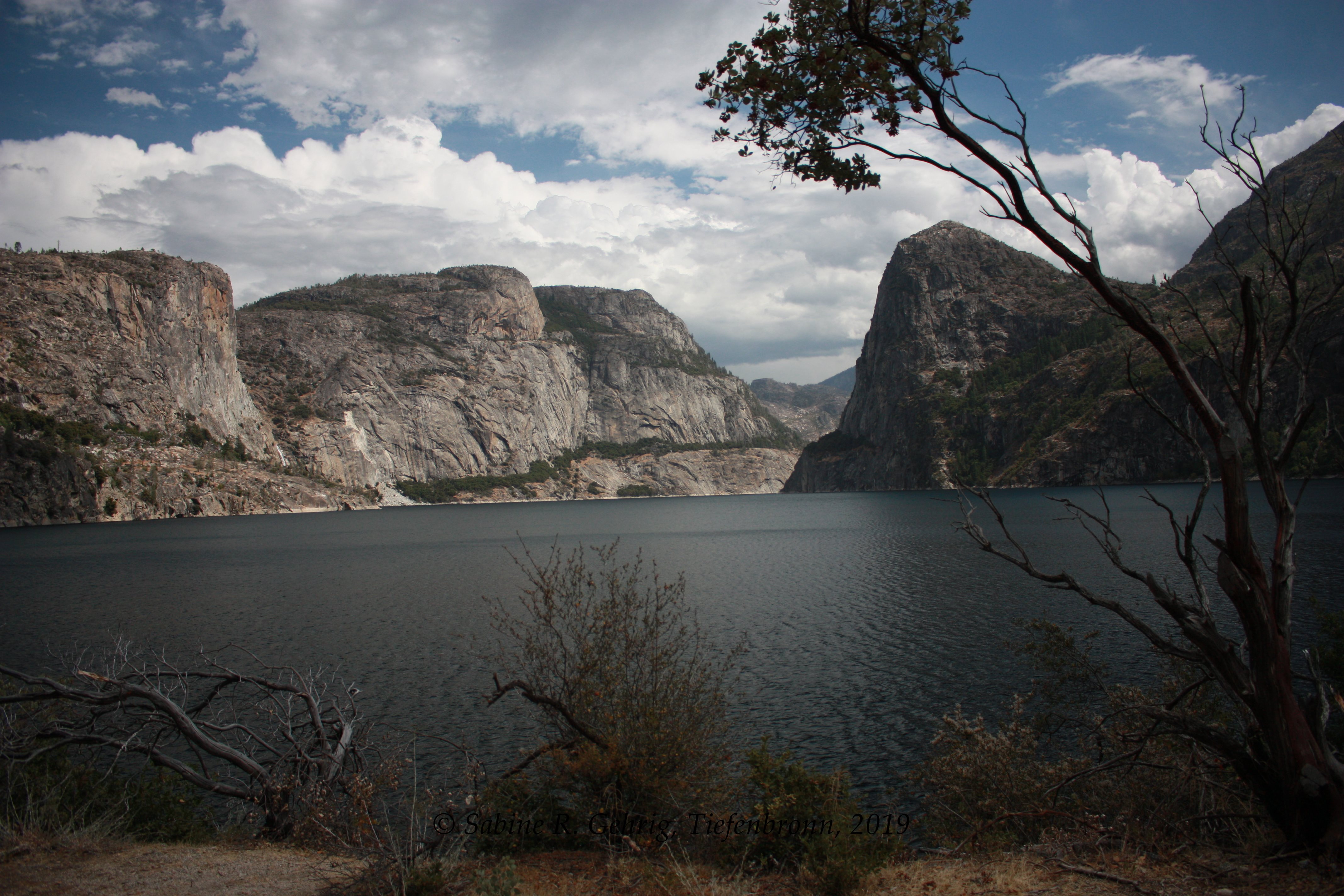 IMG_0564-Yosemite NP - Hetch Hetchy - Wapama Falls Trail - Hinweg - li.hi. Hetch Hetchy Dome, re. Kolana Rock