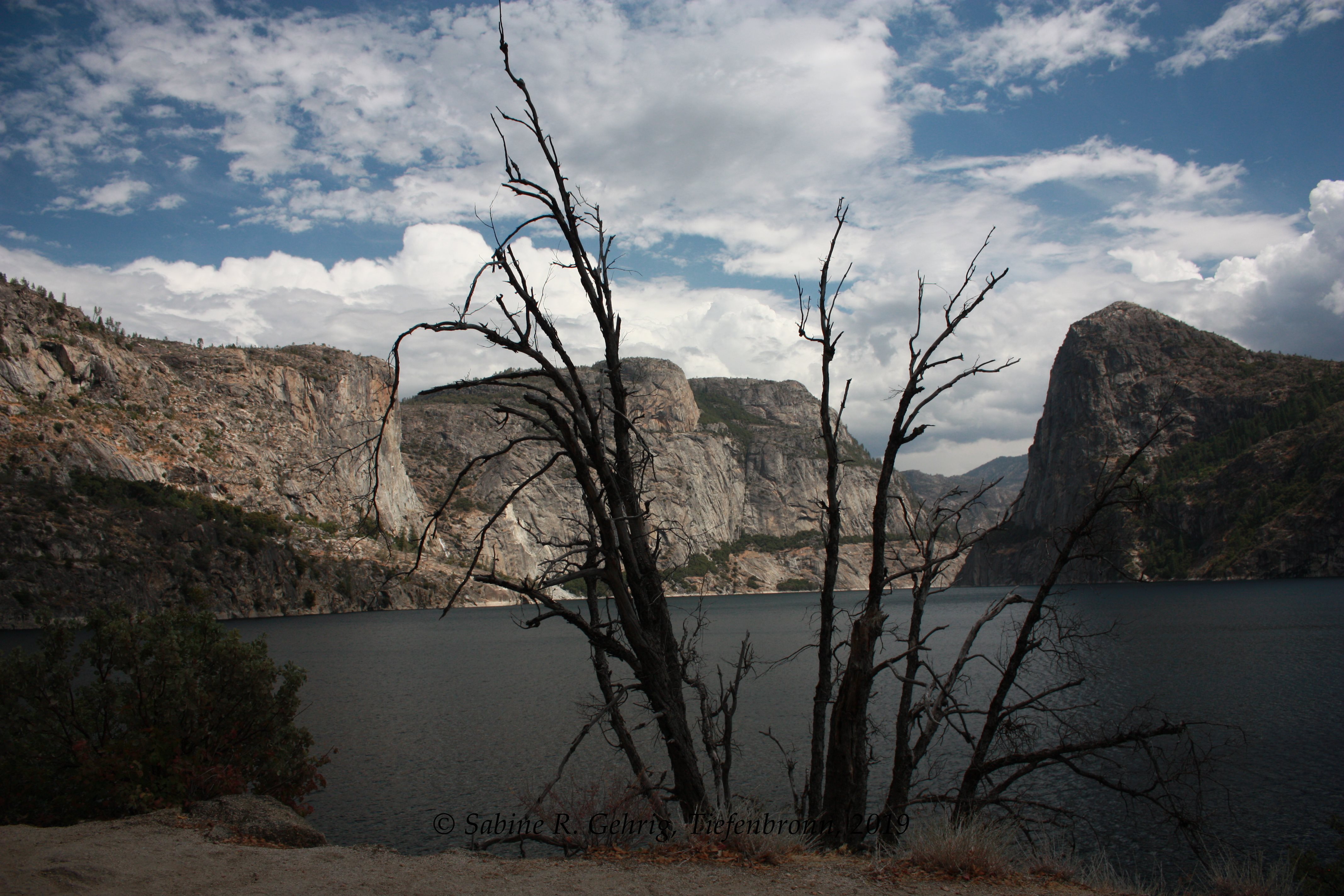 IMG_0567-Yosemite NP - Hetch Hetchy - Wapama Falls Trail - Hinweg - li.hi. Hetch Hetchy Dome, re. Kolana Rock