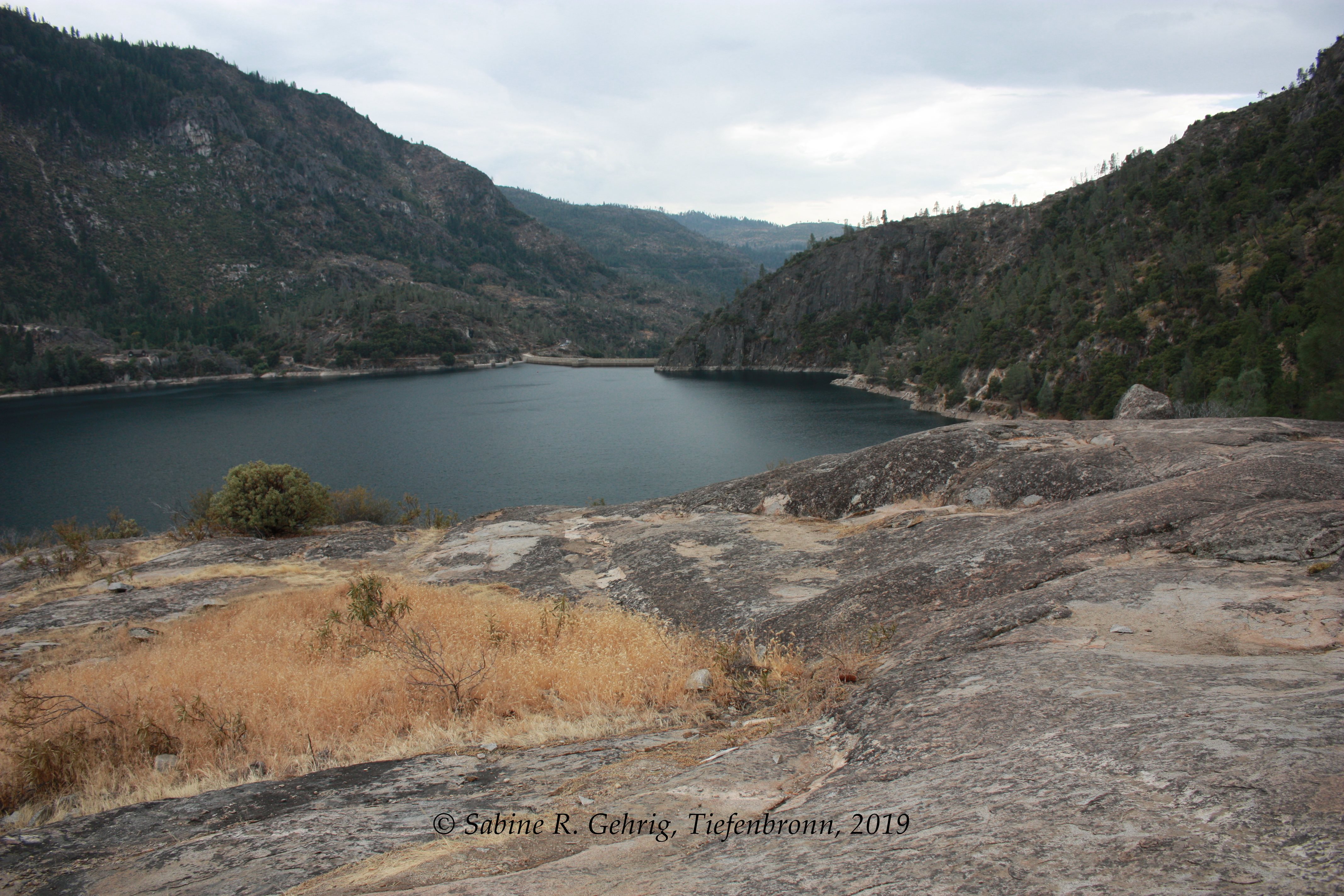 IMG_0700-Yosemite NP - Hetch Hetchy - Wapama Falls Trail - Blick zurück zum Damm
