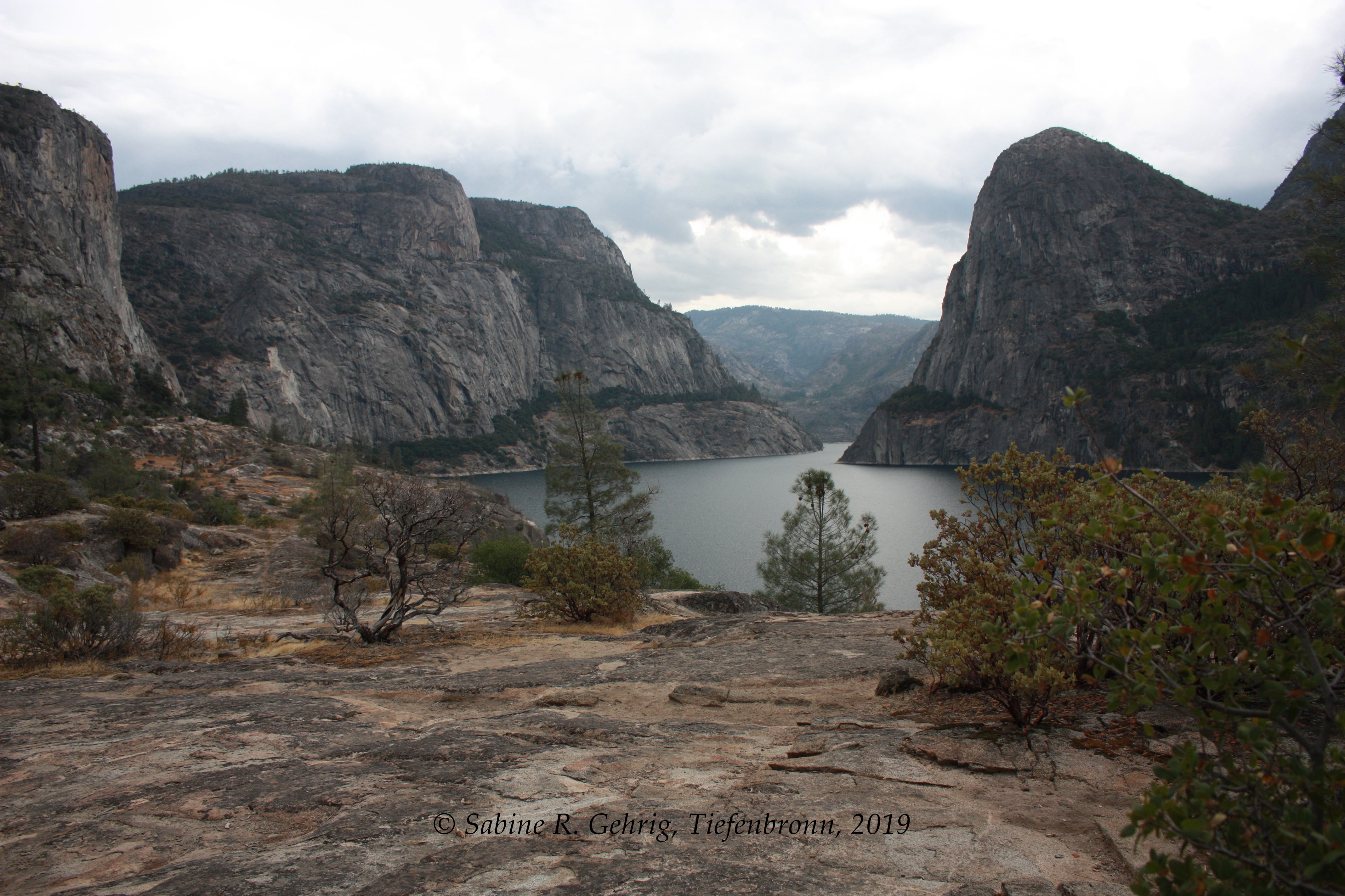 IMG_0705-Yosemite NP - Hetch Hetchy - Wapama Falls Trail - 2. Aussichtspunkt und Wendepunkt für mich - li. Hetch Hetchy Dome, re. Kolana Rock