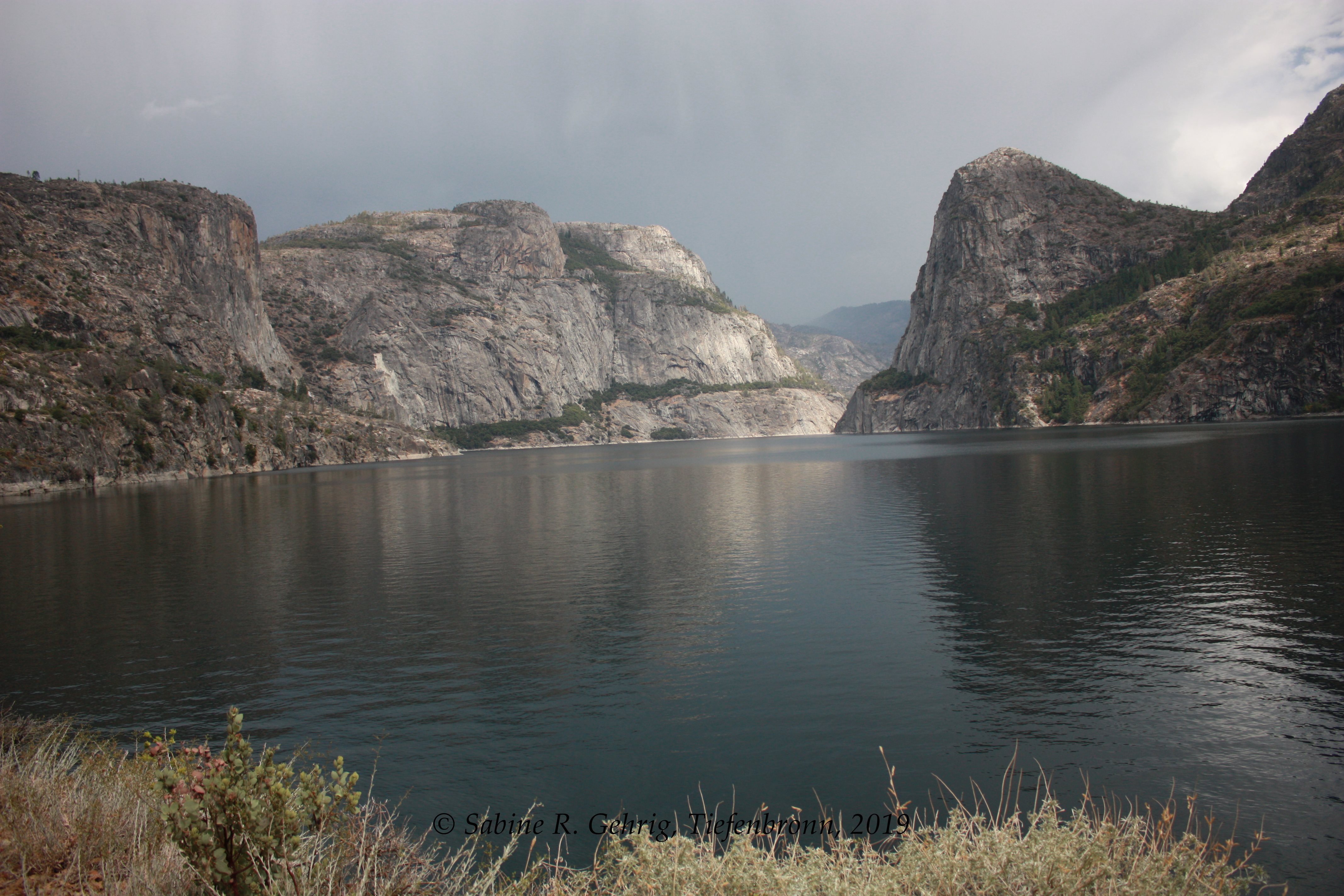 IMG_0765-Yosemite NP - hetch Hetchy - Wapama Falls Trail - Rückweg - Dunkle Wolken - li.hi. Hetch Hetchy Dome, re. Kolana Rock
