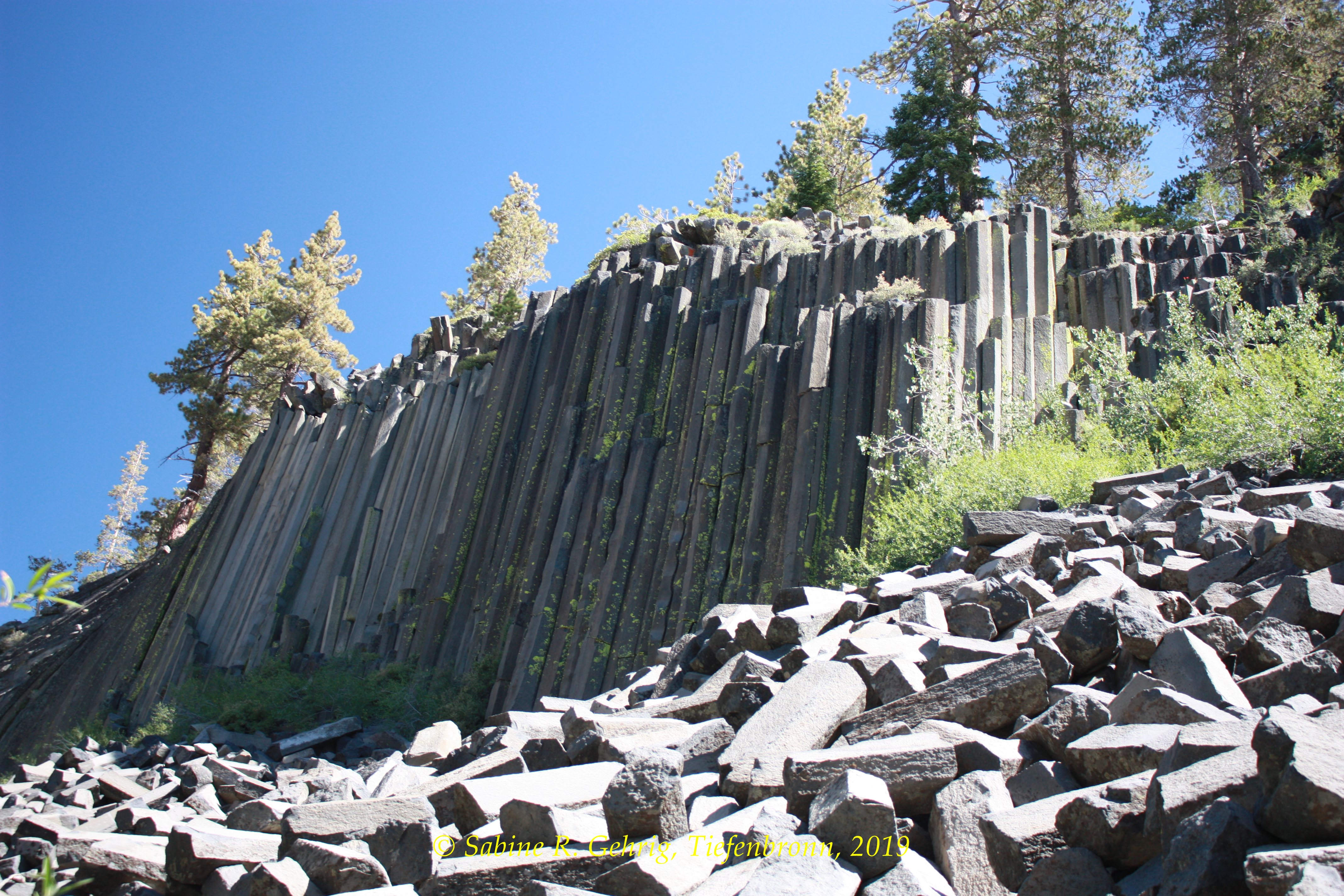IMG_0042-Devils Postpile NM - Blick S-N mit abgebrochenen Säulen