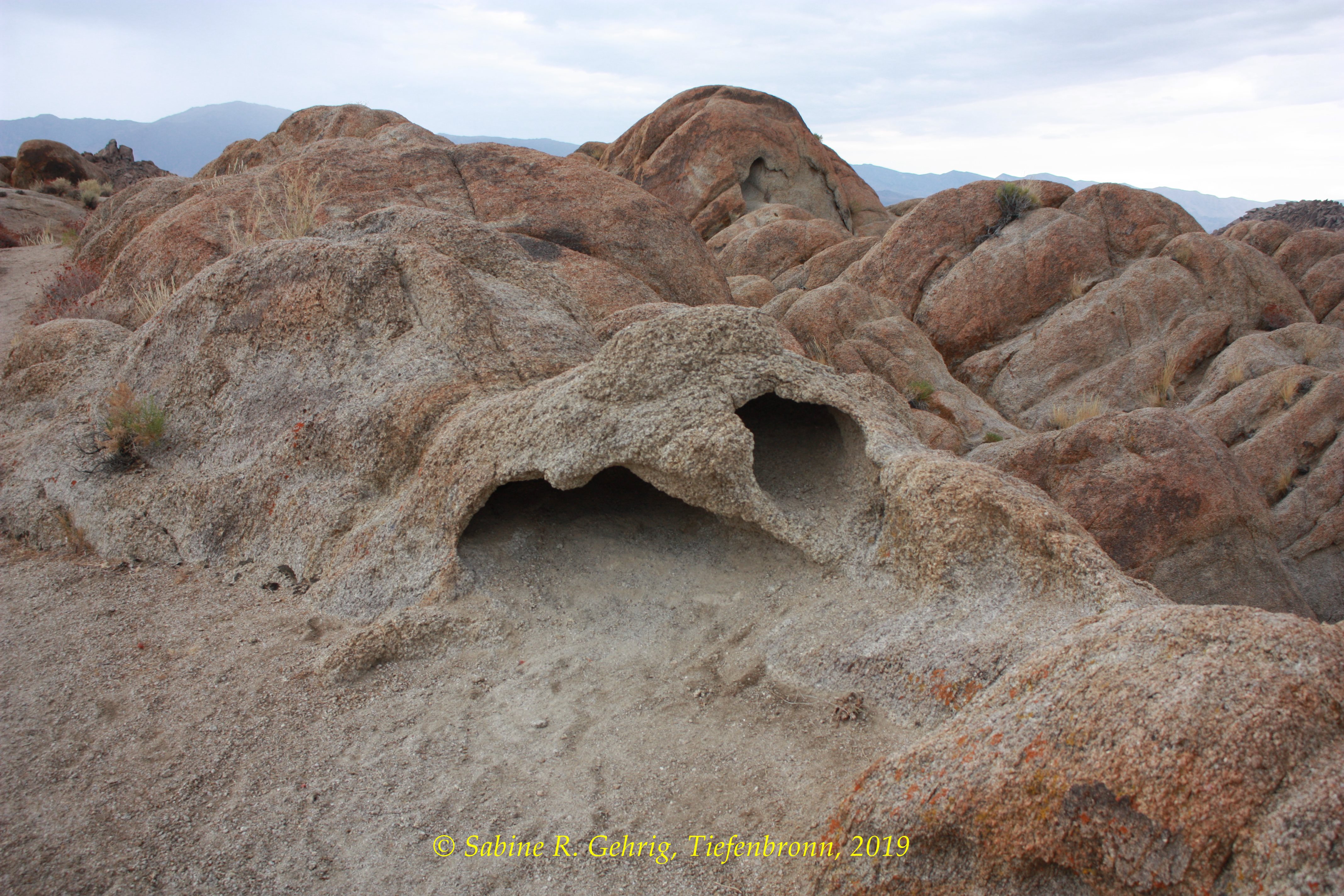 IMG_0351-Alabama Hills - Arch Trail - ausgehöhlter Fels nah