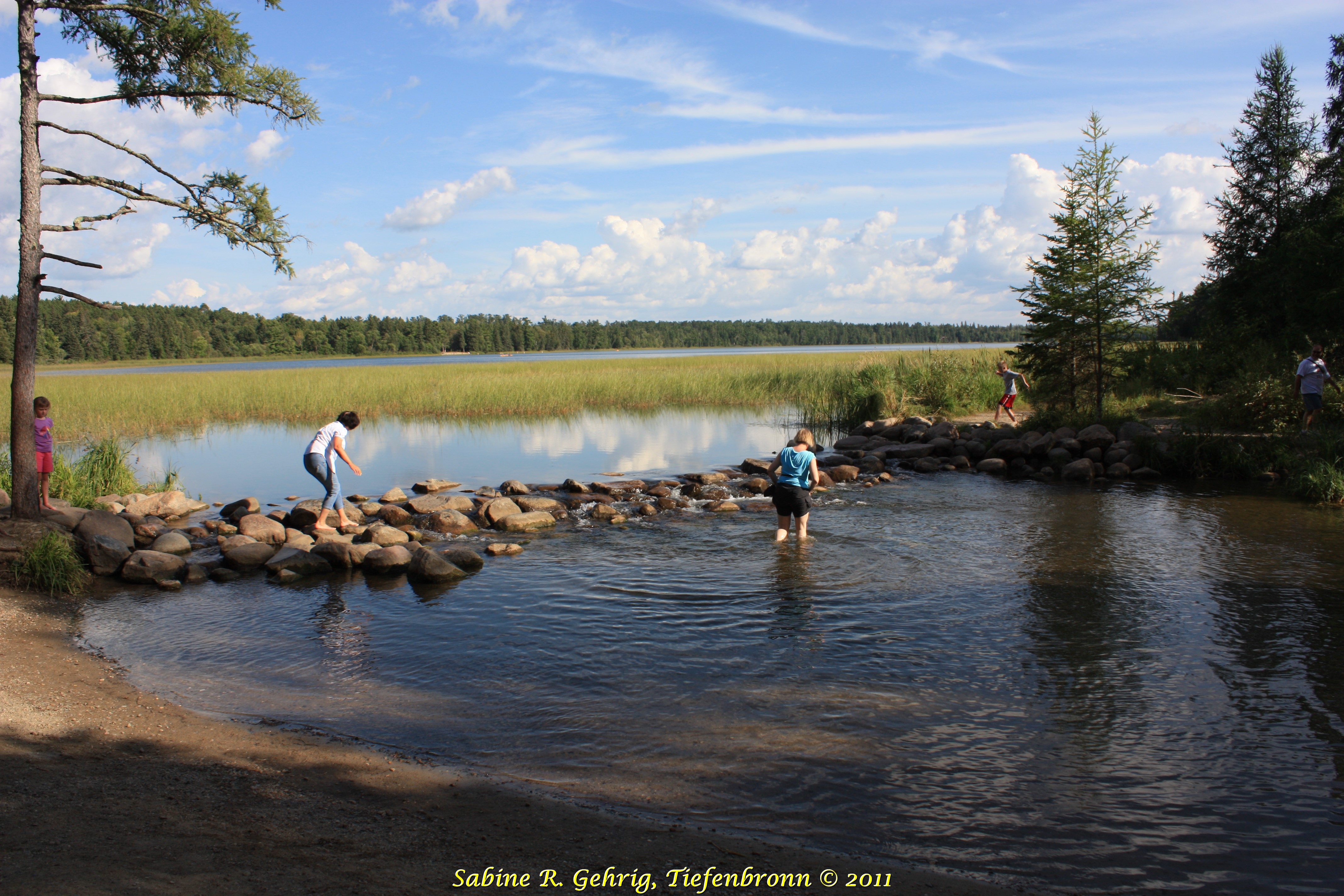 IMG_1793 - Itasca SP - Headwaters of the Mississippi - der Ursprung Ausfluss aus Lake Itasca - Ma u. ich im Fluss
