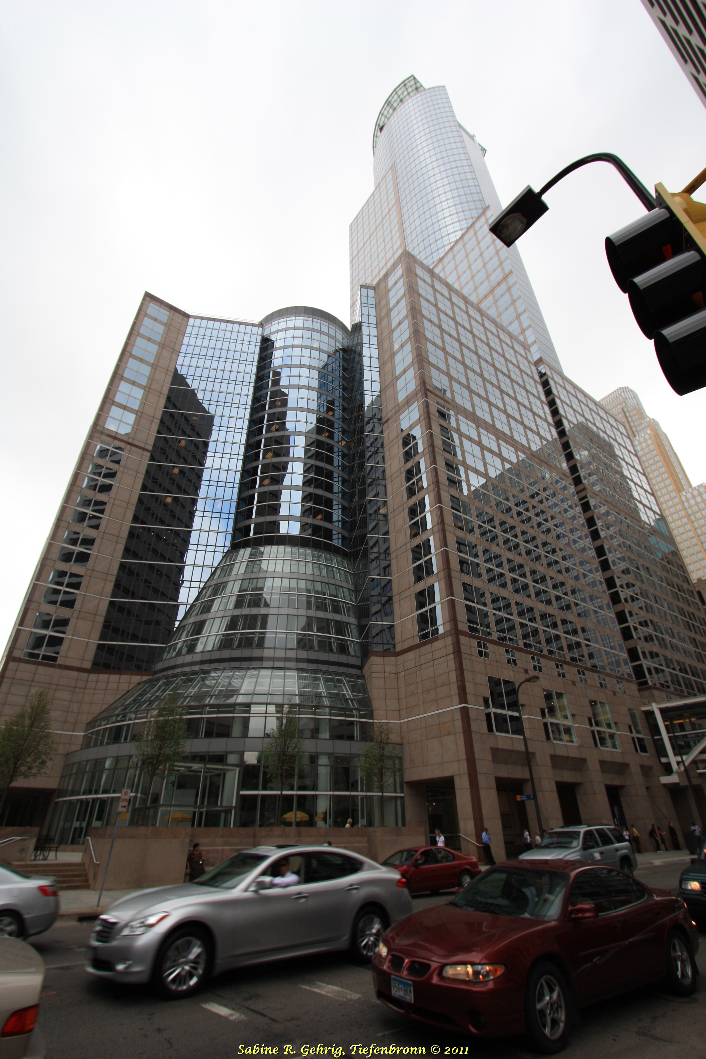 IMG_1856 - Minneapolis - Hochhaus mit Eingangsbereich