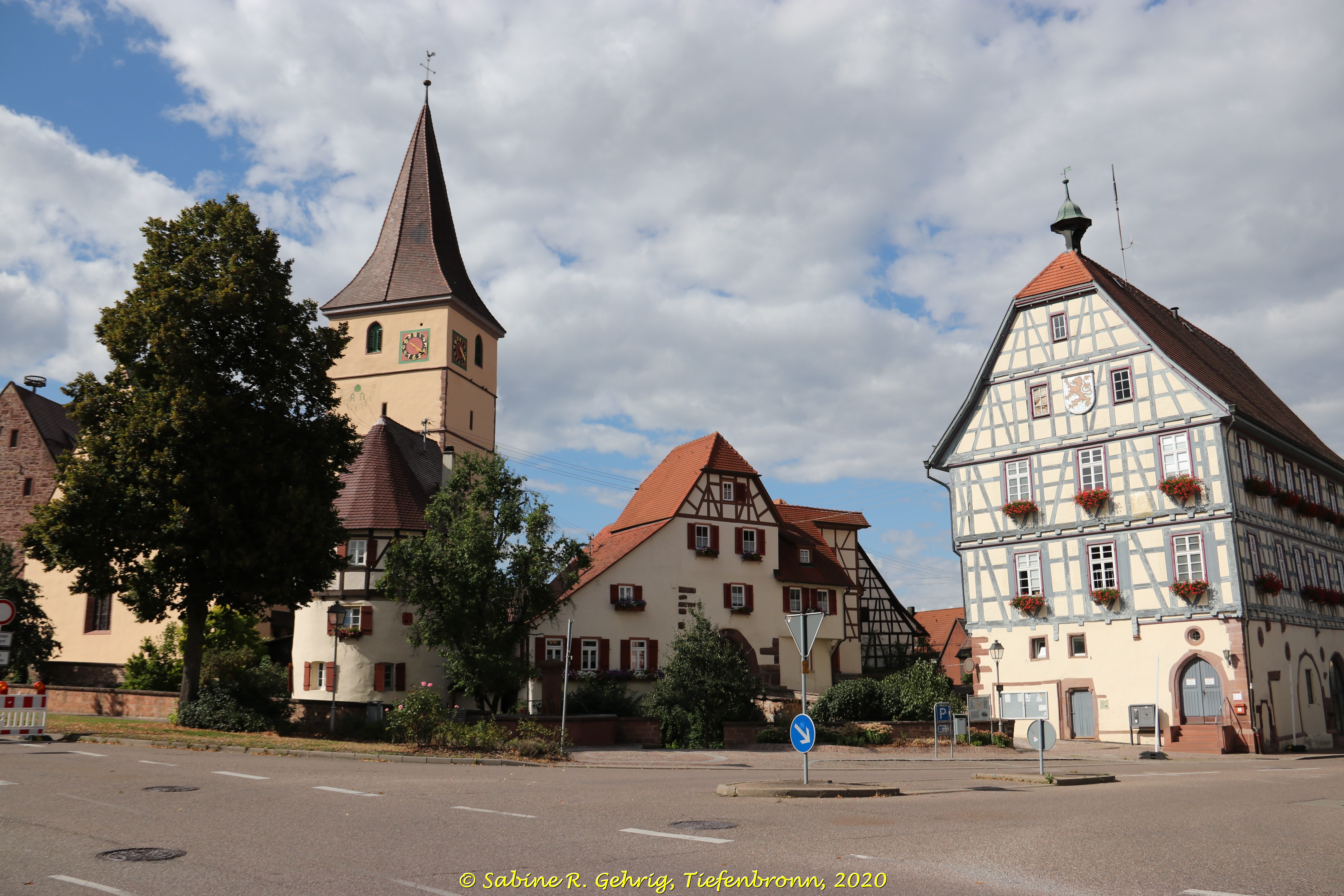 IMG_4170-Merklingen - Kirchenburg - Außenansicht mit Rathaus re