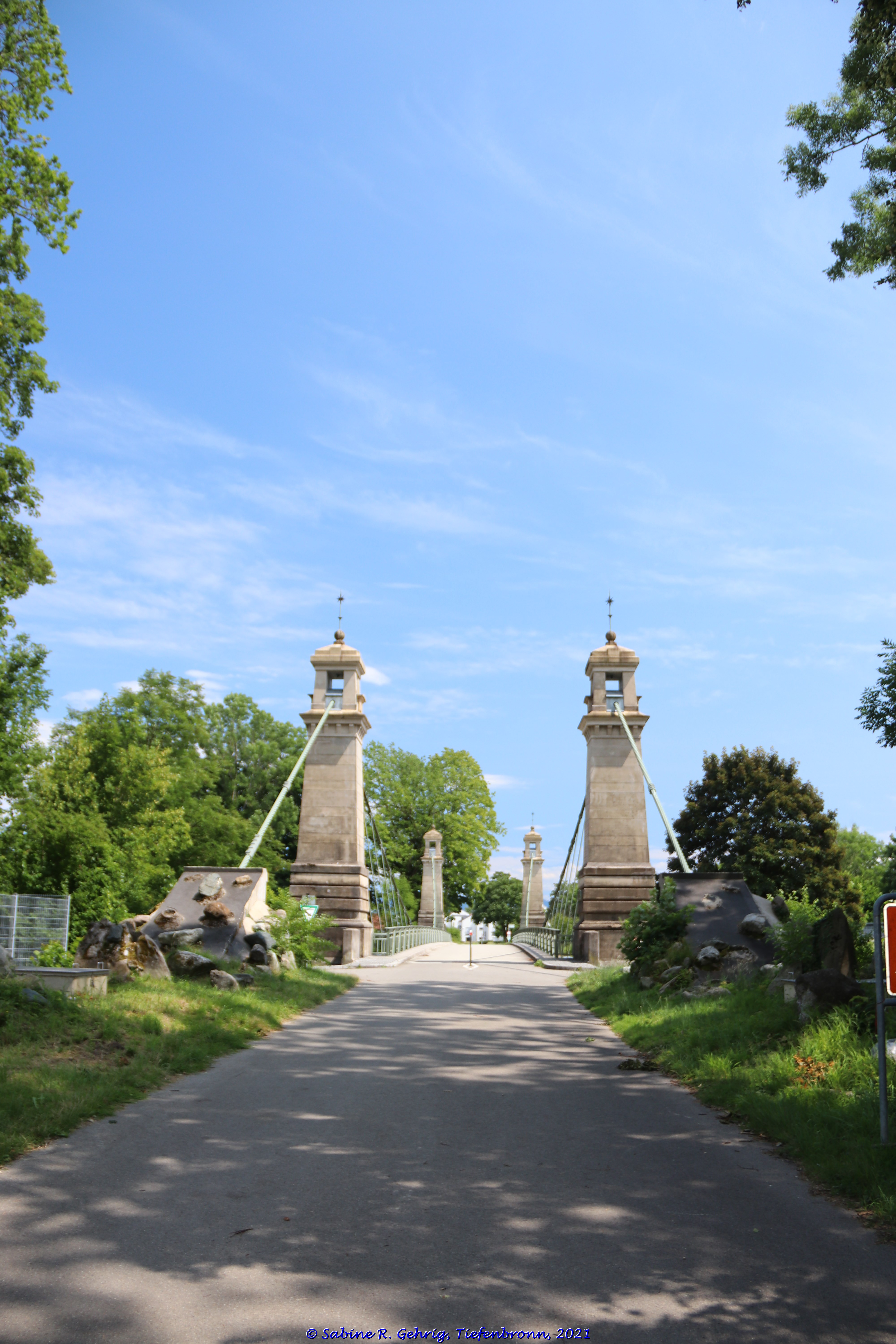 Kressbronn, Baden-Württemberg, Deutschland – Gesamtansicht der Kabelhängebrücke über die Argen bei Kressbronn, seit den 1960er Jahren ist die Brücke den Radfahrern und Fußgängern vorbehalten / General view of the cable suspension bridge over the river Argen near Kressbronn, since the 1960s the bridge is reserved for cyclists and pedestrians