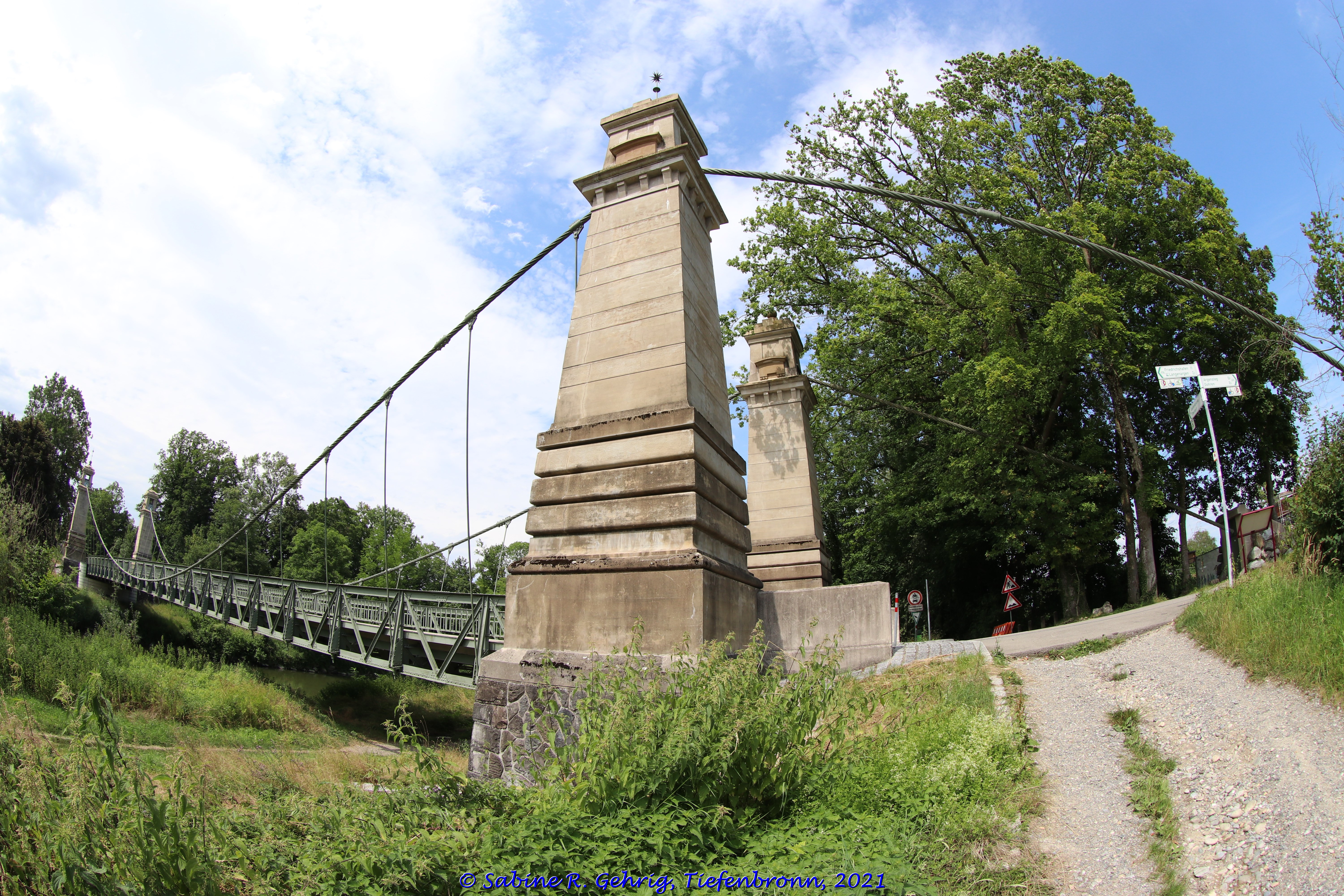 Kressbronn, Baden-Württemberg, Deutschland – Gesamtansicht der Brücke von unten / General view of the bridge from below